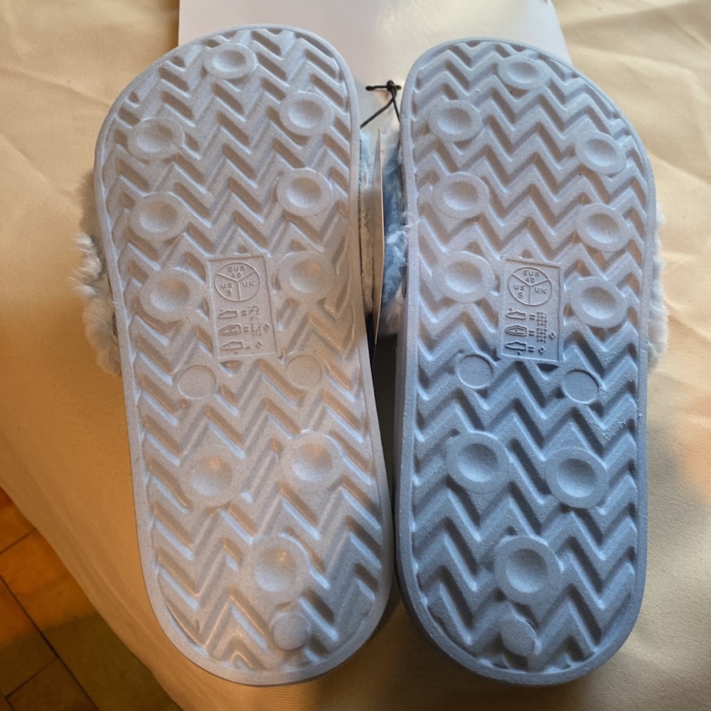 3/$20 Faux fur slides - Picture 6 of 6